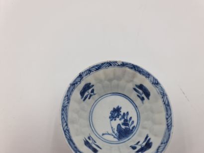 null 
Petit bol et sa soucoupe en porcelaine de Chine époque Kangxi. Petits éclats...