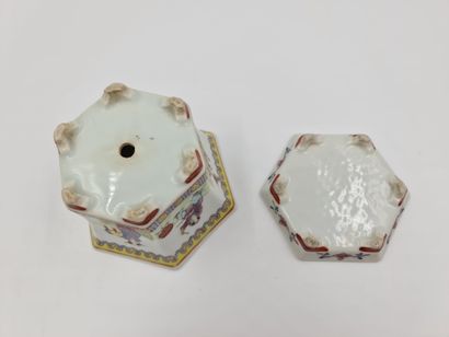 null 小盆子和它的碟子。中国瓷器。共和国时期。高度：10厘米。



小巧的盆景盆子，有一个小盒子。中国瓷器。共和国时期。高度：10厘米。