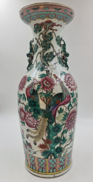 null Chinese porcelain vase decorated with Phoenix. Small star under the shard. Small...