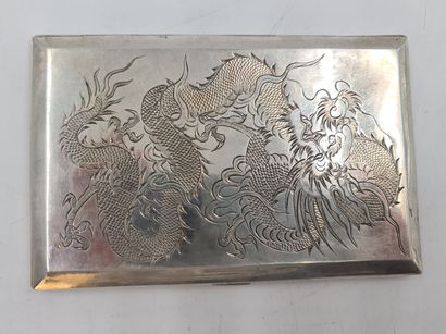 null Etui à cigarettes chinois en argent à décor de dragon. Poids : 191 grammes....