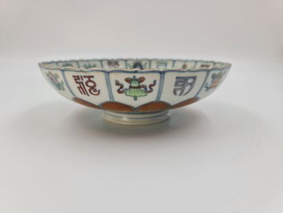 null Chinese porcelain cup bearing an apocryphal mark Yongzhen. Diameter : 20.5 cm.



Kop...