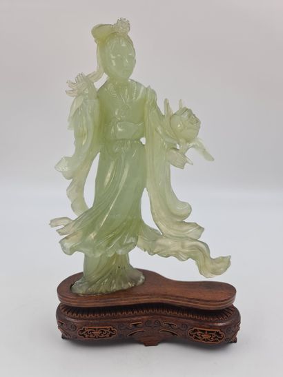 null 绿色玉石雕像，代表一个优雅的女人和一朵莲花。总高度：19厘米。不含底座的高度：23厘米。



一个优雅的女人带着一朵荷花的绿色玉佩。总高度：19厘米...