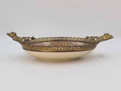 null Satsuma earthenware dish with bronze mounting. Diameter : 30 and 44 cm.



Satsuma...
