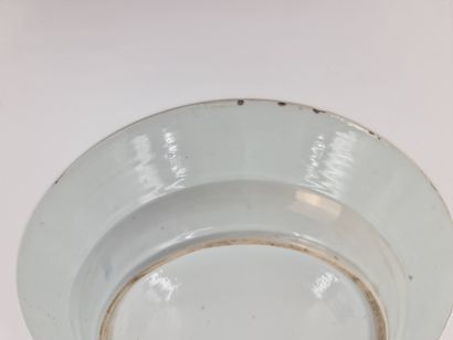 null 白色/蓝色的中国瓷盘。印度公司18世纪。直径：34厘米。边缘有一些珐琅质碎片。



18世纪的印度公司。门缝：34厘米。这是对我们的支持。