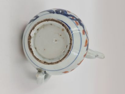 null 一个18世纪的中国瓷器茶壶，蓝色和橙色的花和鸟的装饰。盖子是连着的。高度：15厘米。



18世纪的中国瓷器壶，有蓝色和兰色的装饰，有花纹和图案。价...