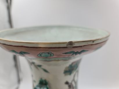 null Vase en porcelaine de Chine à décor de Phoenix. Petite étoile sous le tesson....