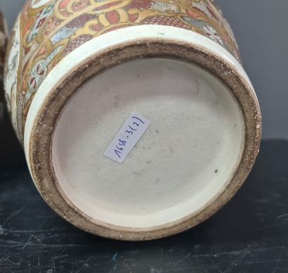 null 一对萨摩陶罐，有武士装饰。高度：40厘米。



一对萨摩陶器瓶身和瓶口。高度：40厘米。
