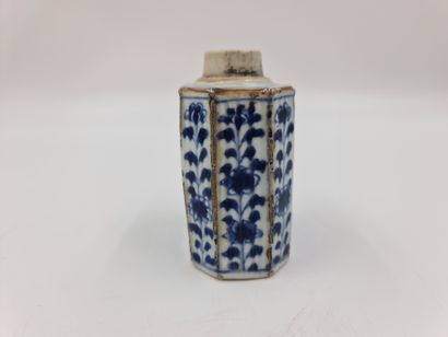null Tea bottle in porcelain of China. Company of the Indies XVIIIth century. Height...