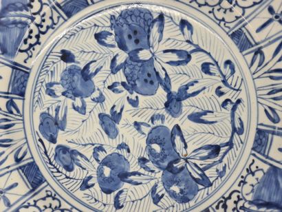 null Arita. Porcelaine Japon fin XVIIIème Décor bleu et blanc. Diamètre : 45 cm....
