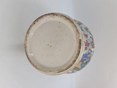 null 一个19世纪末的广东瓷器花瓶。饰有字符。鸭子形状的手柄。高度：45厘米。



19世纪初，广东地区的门禁系统已经开始运作。装饰车的人物。鸭子形状的H...