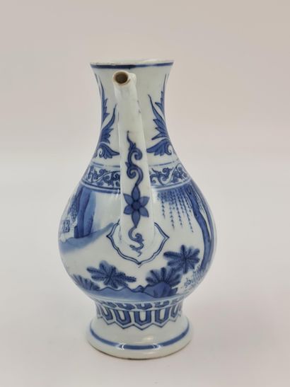 null Théière en porcelaine de Chine XVIIIème à décor blanc/bleu de sage. Ht : 18...