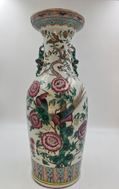 Vase en porcelaine de Chine à décor de Phoenix....