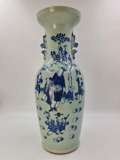 Vase en porcelaine de Chine à décor animé...