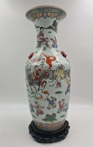 null 一对中国瓷器花瓶，上面有美丽的玩耍的孩子和风筝的装饰。由于小的变形，高度有一个小的差异。20世纪中期。高度：57和56.5厘米。



一对中国瓷器瓦...