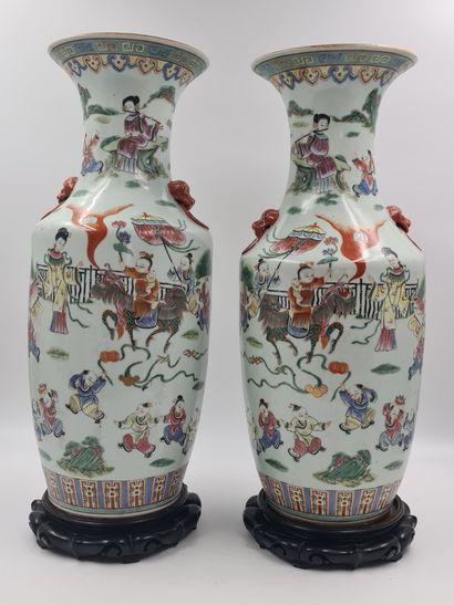 null Paire de vases en porcelaine de Chine à très beaux décors aux enfants jouant...