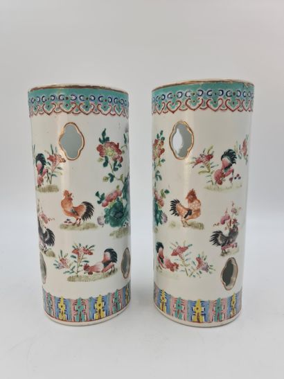 null Pair of Chinese porcelain vases decorated with roosters. Ht : 29 cm.



Pair...