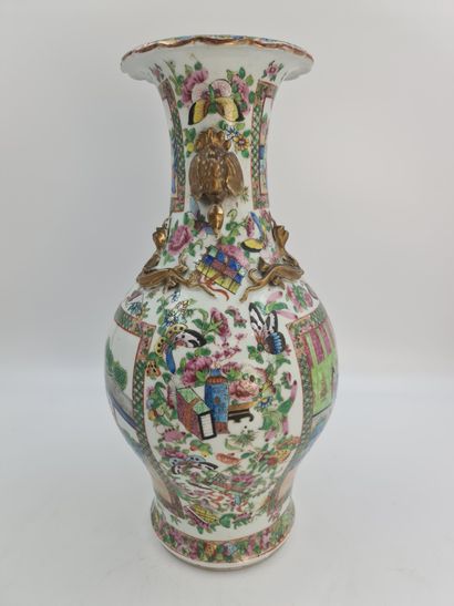 null 一个19世纪末的广东瓷器花瓶。饰有字符。鸭子形状的手柄。高度：45厘米。



19世纪初，广东地区的门禁系统已经开始运作。装饰车的人物。鸭子形状的H...