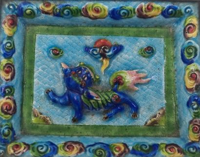null ($) Small Chinese enamel pocket with a dragon. Dimensions : 9 x 7 cm. Provenance:...