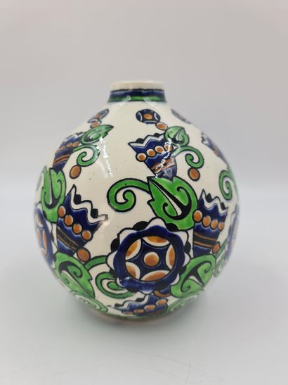 null Vase Boch Keramis art deco à décor de fleurs stylisées. D.1076. Ht :18 cm.



Boch...