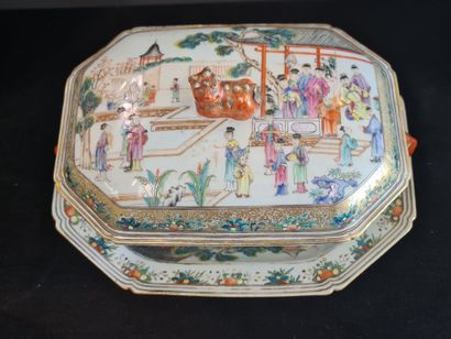 null 中国瓷器中的部分服务。大约在1850年，印度公司（Compagnie des Indes）。这套10件的产品是由 :一个瓦罐和它的托盘。一个大盘子。一...
