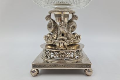 null 银质中桌，上面有海龙装饰，上面有一个水晶杯。1832年至1869年期间，布鲁塞尔的金匠科内尔-弗朗索瓦-托马斯（1822-1852年活跃）。高度：19...