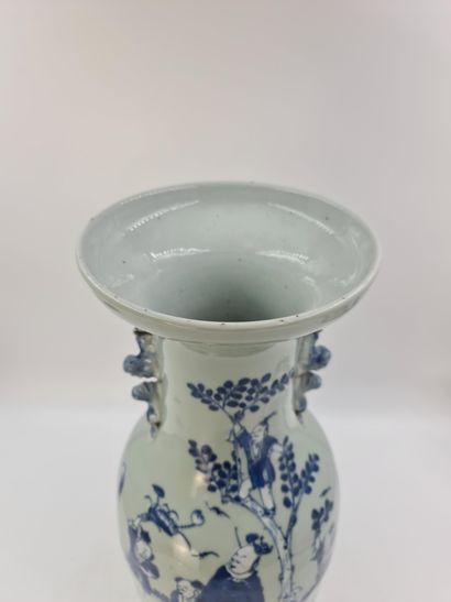 null Vase in porcelain of China with animated decoration of characters. Ht : 60 cm.



Chinees...