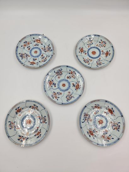 null 
Lot de cinq assiettes en porcelaine de Chine XVIIIème.

Deux petits cheveux.





Set...