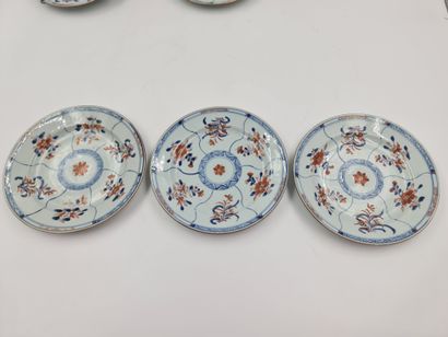 null 
Lot of five porcelain plates of China 18th century.

Two small hair.





Set...