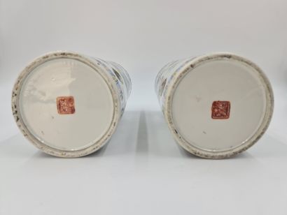 null Pair of Chinese porcelain vases decorated with roosters. Ht : 29 cm.



Pair...