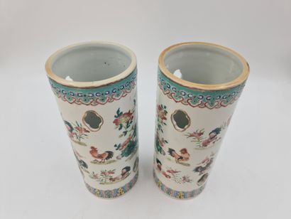 null 一对以公鸡为装饰的中国瓷器花瓶。高度：29厘米。



一对中国瓷器，是用手掌做成的。高度：29厘米。