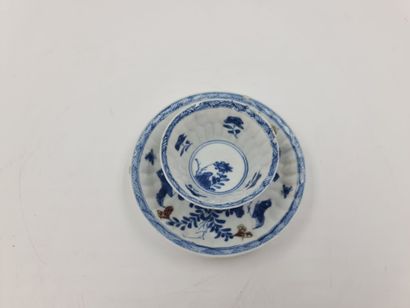 null 
Petit bol et sa soucoupe en porcelaine de Chine époque Kangxi. Petits éclats...