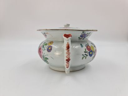 null Chinese porcelain chamber pot. Qianlong period. Height : 11,5 cm. Diameter :...