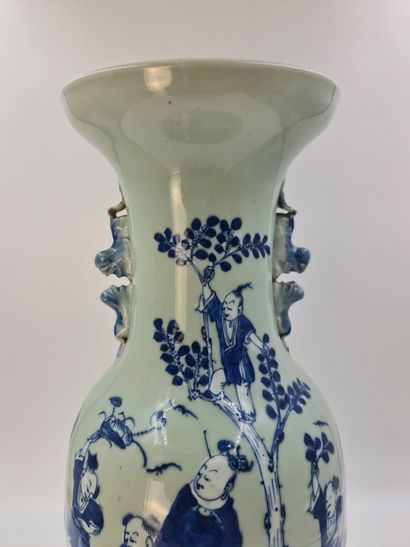 null Vase in porcelain of China with animated decoration of characters. Ht : 60 cm.



Chinees...