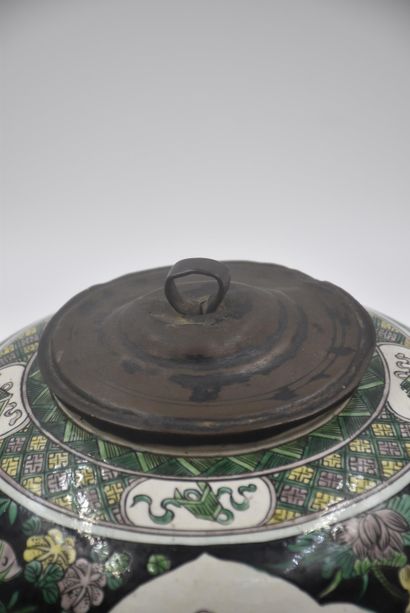 null 姜壶 十九世纪的黑人家庭。高：25厘米 盖子是连着的。



19世纪华尔街家族的金宝盆。高度：25厘米 De hoes is toegevoegd.