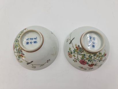 null Paire de bols en porcelaine de Chine famille rose portant une marque apocryphe...