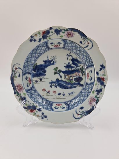 null Plate in porcelain of China with decoration of pagodas. Company of the Indies...