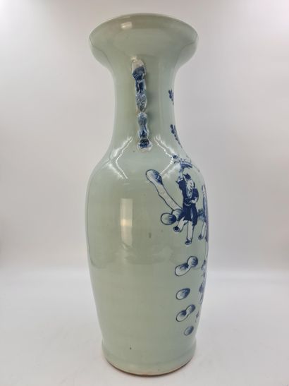 null Vase in porcelain of China with animated decoration of characters. Ht : 60 cm.



Chinees...