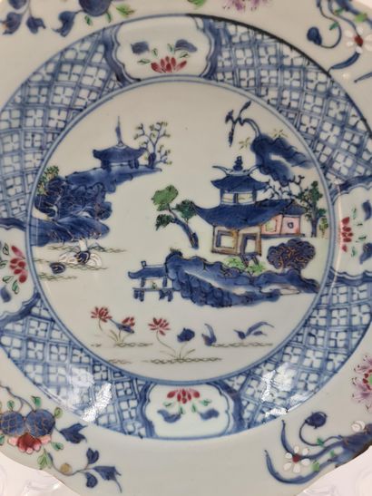 null Plate in porcelain of China with decoration of pagodas. Company of the Indies...