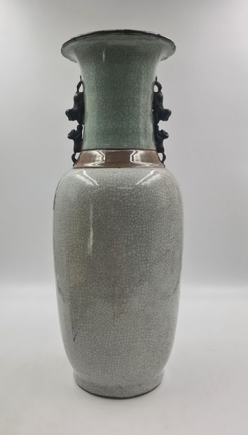 null 一件南京瓷器花瓶，上面装饰着鲜花和蝴蝶。高度：62厘米。



南京瓷器是一个由花和花瓣组成的大容器。高度：62厘米。