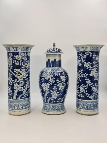 null Chine, période Guangxu fin du XIXème siècle. Ensemble comprenant trois vases...