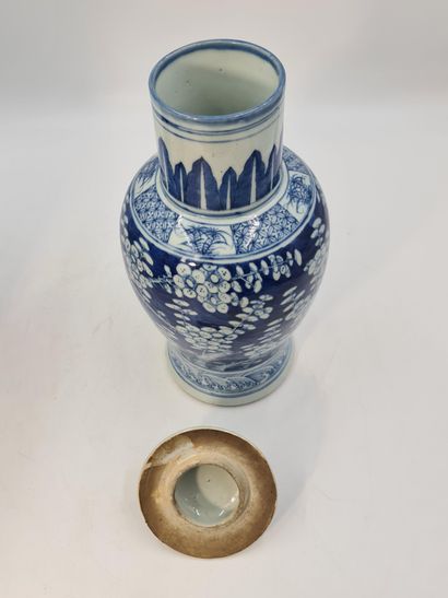 null Chine, période Guangxu fin du XIXème siècle. Ensemble comprenant trois vases...