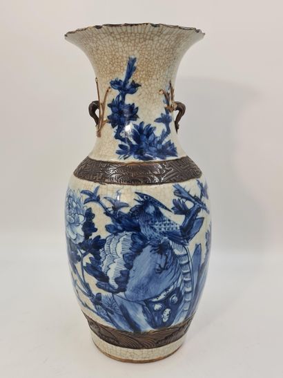 null 
Chine XIXème siècle.

Vase en porcelaine de Nankin à décor en bleu sur fond...