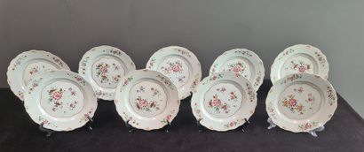 null Lot de 10 assiettes en porcelaine de Chine. Famille rose XVIIIème siècle. Note...