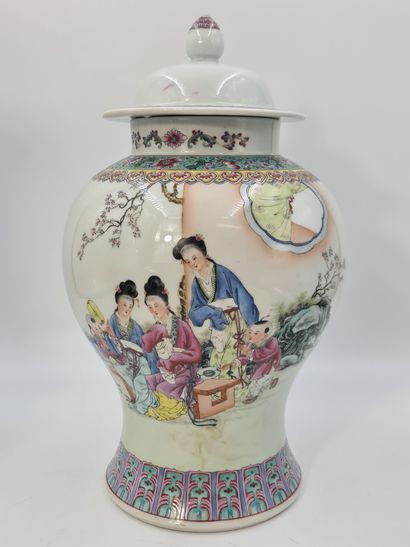 null Chine, deuxième république vers 1960 Pot couvert en porcelaine et émaux de style...