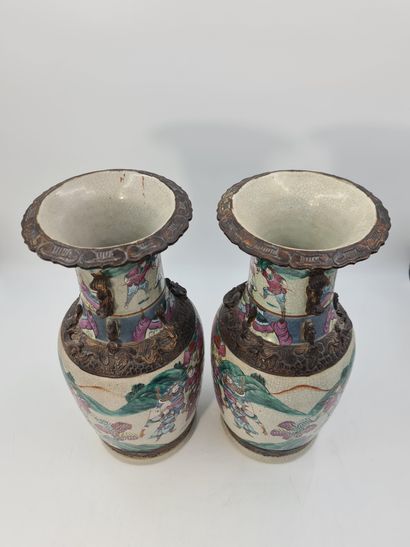 null Paire de vases en porcelaine de Nankin. Chine fin XIXème. Ht : 47 cm. On signale...