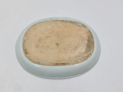 null Plat creux ovale en porcelaine de Chine XVIIIème à décor de pagodes. Dimensions...