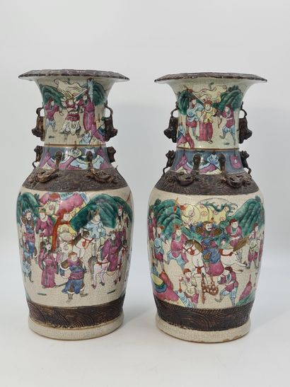 null Paire de vases en porcelaine de Nankin. Chine fin XIXème. Ht : 47 cm. On signale...