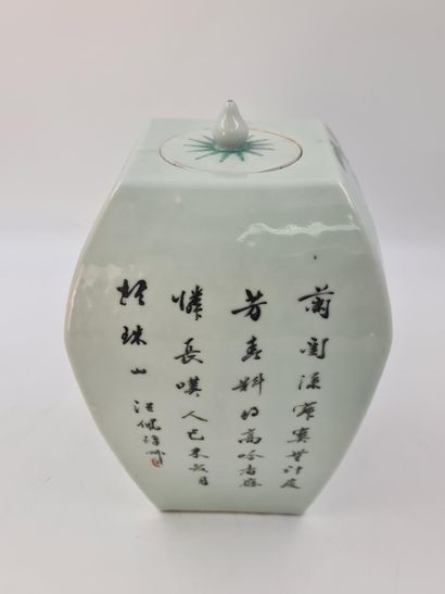 null 
Pot à gingembre en porcelaine de Chine à décor d’élégantes et d’enfants. XXème...
