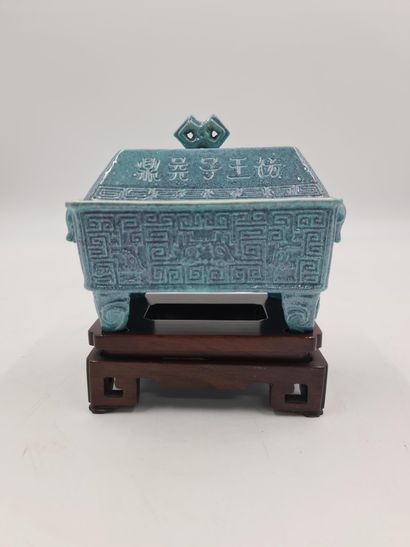 null Chine, période Quangxu (1871-1908). Petit fanding en porcelaine émaillée « robbin...