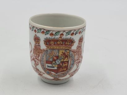 null Petite tasse en porcelaine de Chine armoriée. Compagnie des Indes XVIIIème....